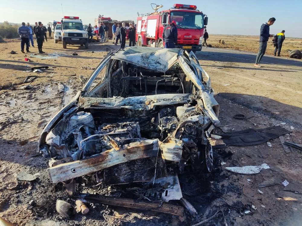 امدادرسانی نجاتگران هلال احمر خوزستان به مصدومان حادثه تصادف زنجیره‌ای در محور اهواز خرمشهر